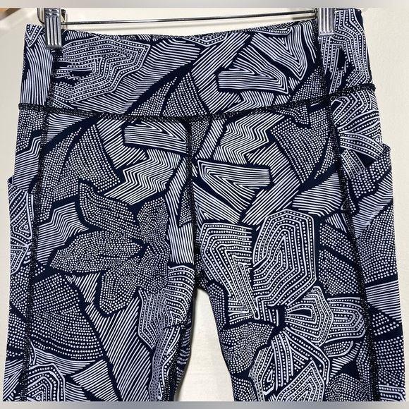 Lululemon Pace Rival Crop Full-On Luxtreme in Dottie Tribe White Black Size 6 - Picture 4 of 15